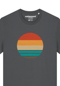 Grijze T-shirt met een cirkelvormige afbeelding met horizontale strepen in rood, oranje, geel, beige, turquoise en bruin. Zachte textuur.