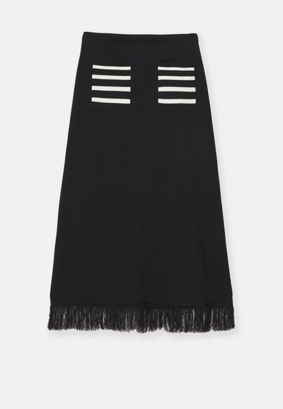 Melnā svārku kleita ar divām svītrainām kabatām aizmugurē un ar frizētu apakšmalu. Izgatavota no mīksta auduma, tai ir taisna siluets.