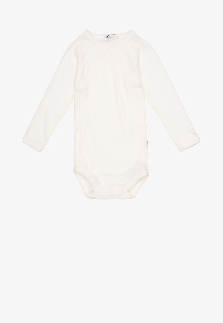 Bodysuit de bebé de manga longa, branco, feito de tecido suave, com um design envolvente e fechos de pressionar na parte inferior para facilitar o vestir.