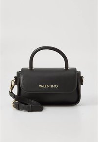 Mala de mão em couro preto com design estruturado, pega superior, alça de ombro ajustável e ferragens douradas com o nome da marca "Valentino".