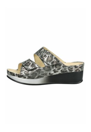 Kile-sandal med sort og gråt leopardmønsteret overdel, to justerbare remme og en sort og sølv platformsål.