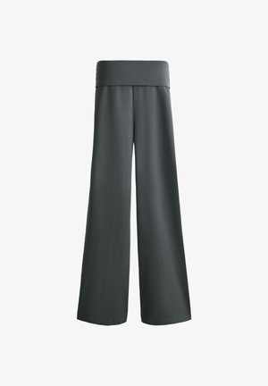 Donkergrijze wijde broek met een brede elastische tailleband, gekenmerkt door een nette, op maat gemaakte uitstraling, hangend tegen een witte achtergrond.