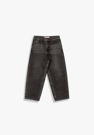 Jeans de mezclilla negra con corte recto, que presenten un acabado desgastado, detalles de costura y adornos con remaches en los bolsillos delanteros.