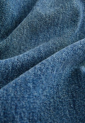Denim tkanina u različitim nijansama plave boje s glatkom teksturom; ima dijagonalne uzorke tkanja i suptilne varijacije u boji i sjenčanju.