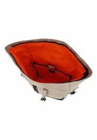 Sac fourre-tout beige clair avec une large ouverture, intérieur orange et une poche plate. Dispose d'une fermeture éclair et de bretelles ajustables.
