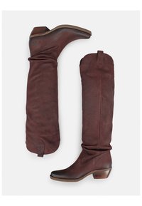 Botas marrones de cuero por encima de la rodilla con un acabado suave y texturizado, puntera afilada y un tacón bajo apilado, con un diseño de eje doblado.
