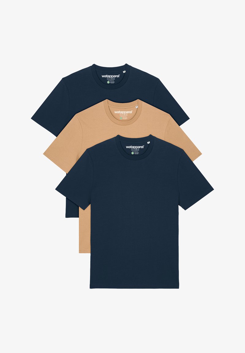 Drei T-Shirts übereinander gestapelt, davon zwei dunkelblau und eins hellbeige. Jedes hat einen Rundhalsausschnitt und kurze Ärmel, gefertigt aus weichem Stoff.