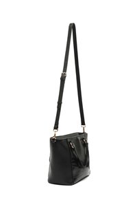 Borsa a mano in pelle nera con finitura testurizzata, dotata di hardware in tono oro, tracolla rimovibile e doppio manico superiore.