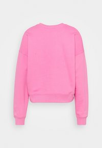 Rosa verkürzter Sweatshirt mit gerippten Bündchen und Saum. Weicher Stoff, runder Ausschnitt und überschnittene Schultern. Rückansicht.
