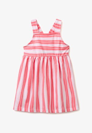 Roze-wit gestreept mouwloos peuterjurkje met een geplooide taille en schouderbandjes die kruisen aan de achterkant.