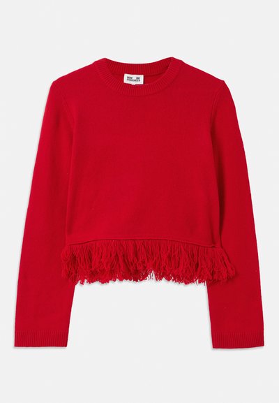 Sarkans adīts džemperis ar apaļu kakla izgriezumu un garām piedurknēm, kam ir teksturēta frīza detaļa apakšmalā.