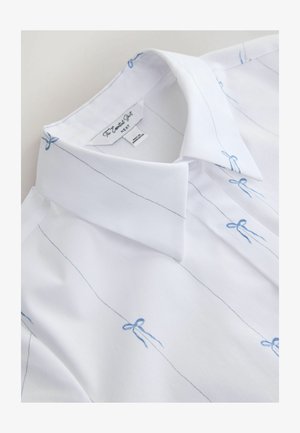 Hvid skjorte med krave, med lyseblå lodrette linjer og små blå broderede sløjfer på et glat stof.