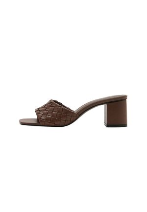 Sandale mule marron avec tige en cuir tressé, bout ouvert et talon bloc sur fond blanc.
