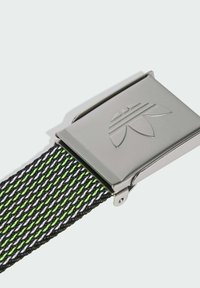 Texturovaný černý a neonově zelený tkaný pásek se stříbrnou kovovou sponou, zdobený raženým logem a elegantním designem.