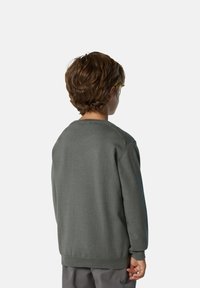 Dunkelgrauer Strickpullover mit Rundhalsausschnitt, gerippten Manschetten und Saum. Weiche Textur, konzipiert für eine lockere Passform, zeigt die Rückansicht.