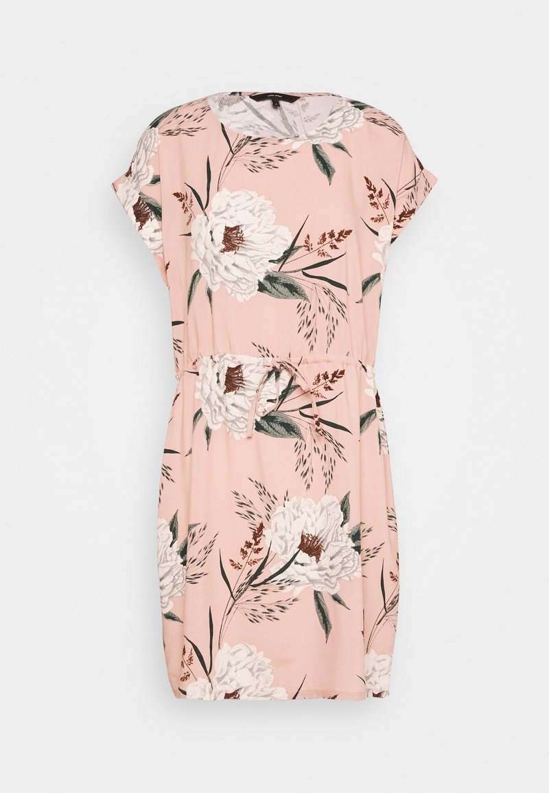 Blumenkleid aus weichem rosa Stoff, mit weißen Pfingstrosen und grünen Akzenten. Kurze Ärmel und ein Taillengürtel für eine taillierte Passform.