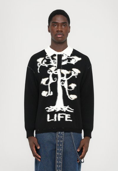 Sort sweater med hvidt trædesign og ordet "LIFE" i bunden. Har en hvid krave og en tekstureret, fuzzy overflade.