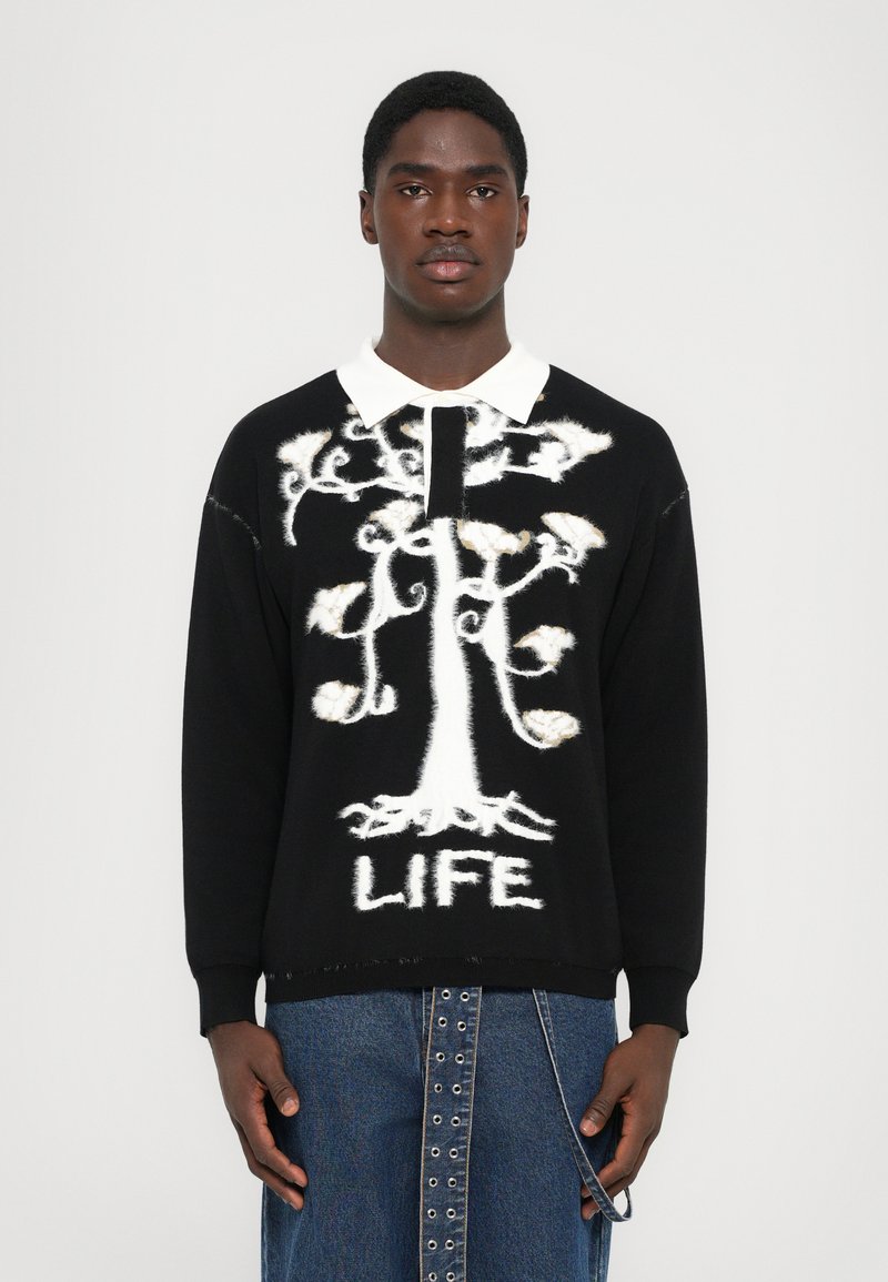 Pulover negru cu un design de copac alb și cuvântul "LIFE" în partea de jos. Dispune de un guler alb și o suprafață texturată, pufoasă.