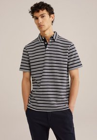 Svītrainā polo krekls tumši zilā un baltā krāsā, ar pogu aizdari, īsām piedurknēm un struktūras audumu.