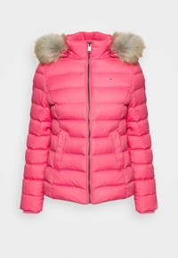 Růžová prošívaná bunda s předním zipem, lemovaná kapuce s umělým kožíškem a dvěma bočními kapsami. Má vodorovnou prošívanou strukturu a logo na hrudi.