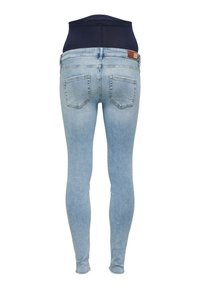 Jeans de mezclilla azul claro con una cinturilla de tela azul marina de talle alto. Incluye bolsillos traseros y un diseño de pernera ajustada.
