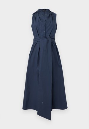 Robe midi sans manches bleu marine avec boutons sur le devant, col montant à volants et large ceinture nouée à la taille.
