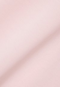 Hellrosa Stoff mit glatter Textur und feiner Webart. Das Material wirkt weich und leicht reflektierend, ohne Muster oder Beschläge.