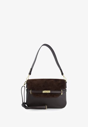 Brązowa skórzana torebka z teksturowaną zamszową klapką, złotymi elementami, regulowanym paskiem i usztywnionym kształtem.