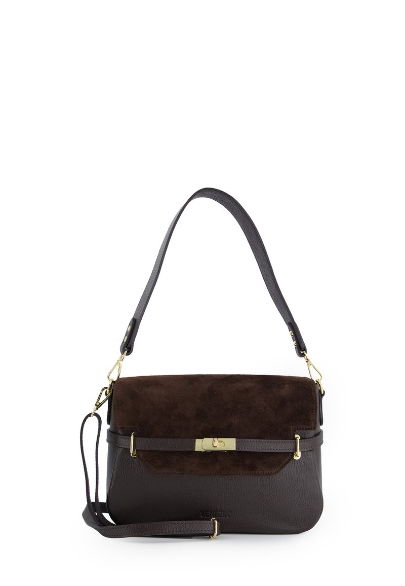 Brun læderhåndtaske med en tekstureret ruskindsklap, gulddetaljer, justerbar rem og en struktureret form.