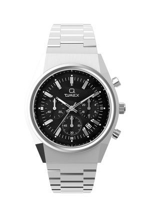 Montre en métal argenté avec un cadran noir, trois sous-cadrans, index horaires argentés et affichage de la date. Équipée d'un bracelet en acier inoxydable.