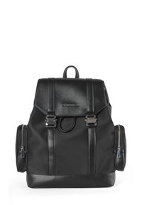 Zaino nero realizzato con una combinazione di pelle liscia e tessuto resistente. Presenta una patta frontale, due tasche laterali con zip e dettagli in hardware argentato.