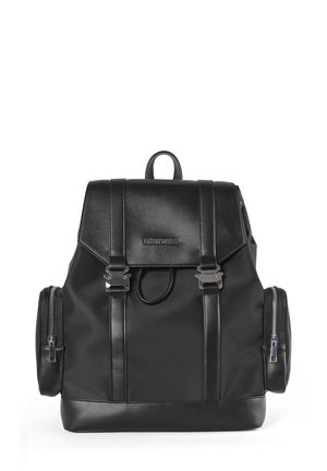 Zwarte rugzak van een combinatie van glad leer en duurzaam stof. Beschikt over een voorklep, twee zijzakken met rits en accenten van zilverkleurig beslag.