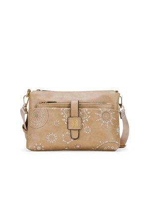 Bolso cruzado de cuero beige con bordado floral, compartimentos con cremallera, correa ajustable y hebilla decorativa. Textura suave con detalles elaborados.