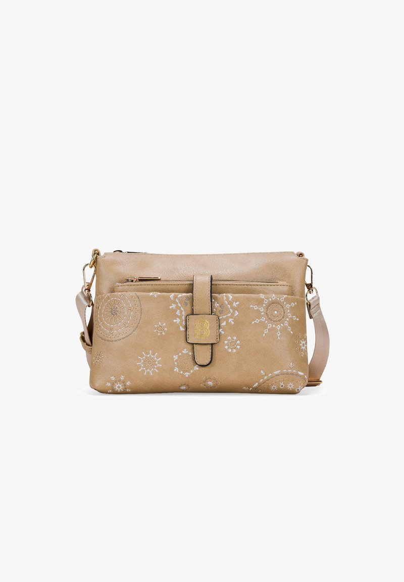 Bolso cruzado de cuero beige con bordado floral, compartimentos con cremallera, correa ajustable y hebilla decorativa. Textura suave con detalles elaborados.