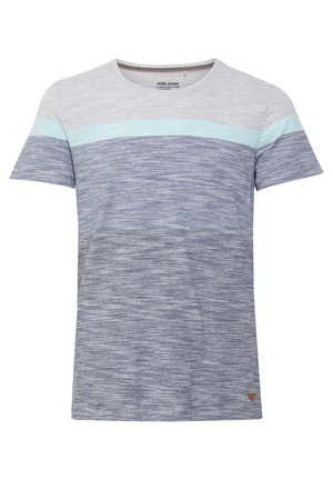 Korte mouwen T-shirt in lichtgrijze en blauwe tinten, met horizontale strepen en een textuur, gemengd materiaal. Klein logo badge aan de onderkant.