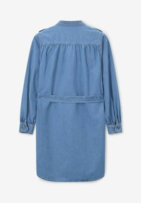 Robe chemise en denim bleu avec de longues manches bouffantes, des poignets à bouton, une taille accentuée par un passepoil et un détail plissé à l'arrière.