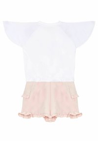 Blusa blanca de manga corta con mangas acampanadas, combinada con pantalones cortos rosa claro con dobladillos rizados y bolsillos laterales. Tela suave y ligera.