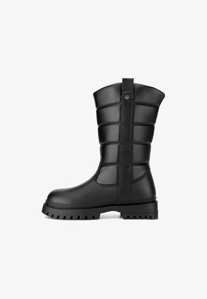 Schwarzer, gepolsterter Stiefel in mittlerer Wadenlänge mit dicker Profilsohle, Zuglasche mit kleinem Herz-Detail und glatter, matter Oberfläche.