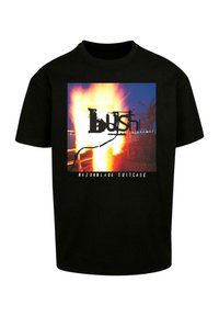 Musta puuvillapaita, jossa on graafinen printti liekeistä ja puista, ja jossa on kontrastiväreillä "bLush" ja "RAZORBLADE SUITCASE" -tekstit.