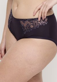 PrimaDonna Slip - amethyst gem