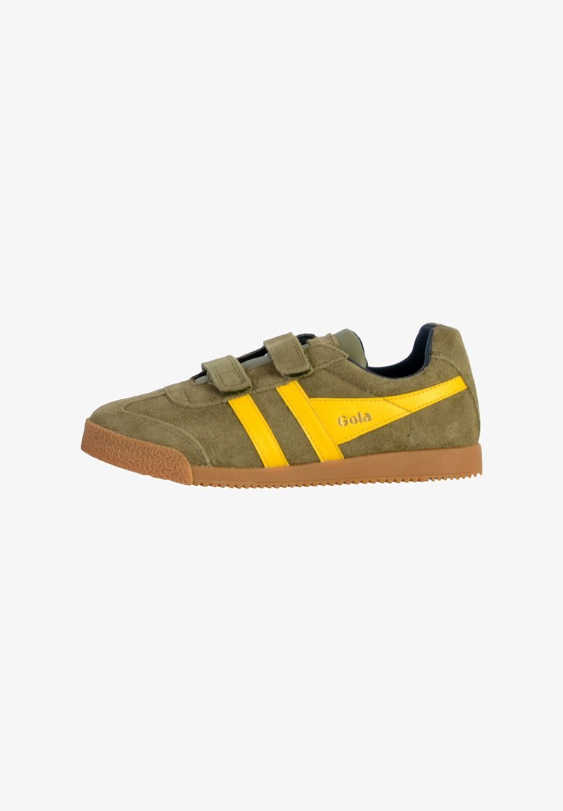 Zapatillas de ante en verde oliva con rayas amarillas. Cuentan con correas de Velcro y una suela de goma marrón con un patrón texturizado. Logo de Gola visible.