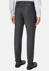 Grå ullbyxor med skräddarsydd passform, med sidofickor och en mjuk textur. Matchas med mörkgrå mockaskor.