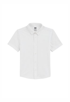 Camisa blanca de manga corta con botones, confeccionada en tela suave, que presenta un cuello clásico y un sutil detalle de logotipo en el pecho izquierdo.