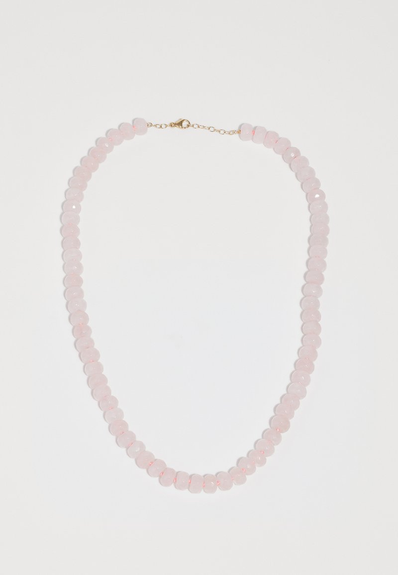 Colier roz din mărgele, realizat din mărgele rotunde translucide, având un închizător cu ton de aur și un lanț de extensie pentru lungime reglabilă.