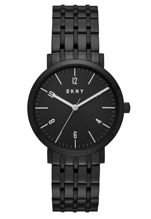 Černé hodinky DKNY s kulatým ciferníkem, stříbrnými hodinovými, minutovými a vteřinovými ručičkami, stříbrnými hodinovými indexy a kovovým řetízkem.