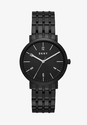 Montre-bracelet noire DKNY avec cadran rond, aiguilles des heures, minutes et secondes argentées, index des heures argentés, et bracelet métallique à maillons.