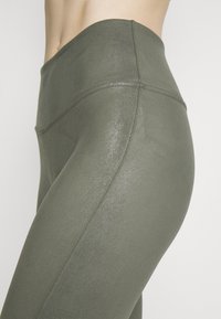 MAGIC Bodyfashion LEATHER LOOK LEGGING - Donji dio pidžame - matcha