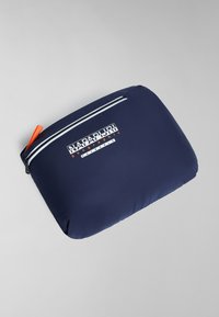 Custodia imbottita blu navy con finitura opaca, dotata di una zip bianca e un tab di apertura arancione. Logo ben visibile in bianco e arancione.