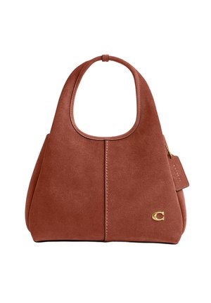 Sac à main en daim marron avec poignée large, forme rectangulaire arrondie, couture centrale et petit logo "C" doré sur le côté inférieur droit.