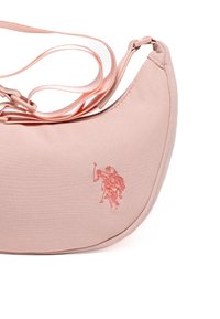 Borsa in tessuto rosa con forma curva, caratterizzata da un design ricamato tonale. La tracolla è realizzata in materiale liscio.